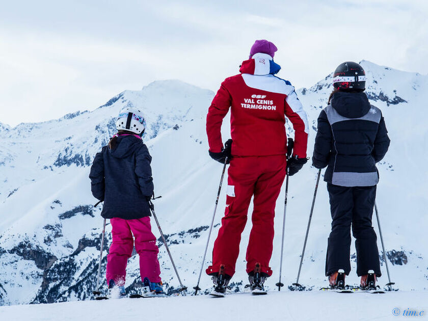 © Moniteur vue de dos avec 2 enfants en ski - Esf