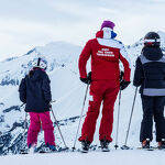 © Moniteur vue de dos avec 2 enfants en ski - Esf