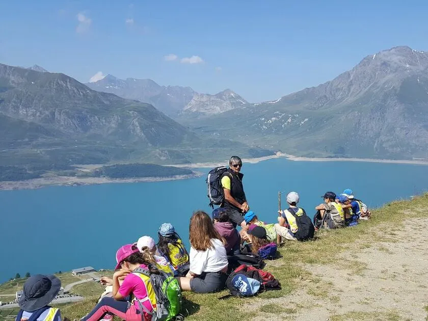 © Groupe d'enfants en randonnée - Maison des Enfants de Val Cenis