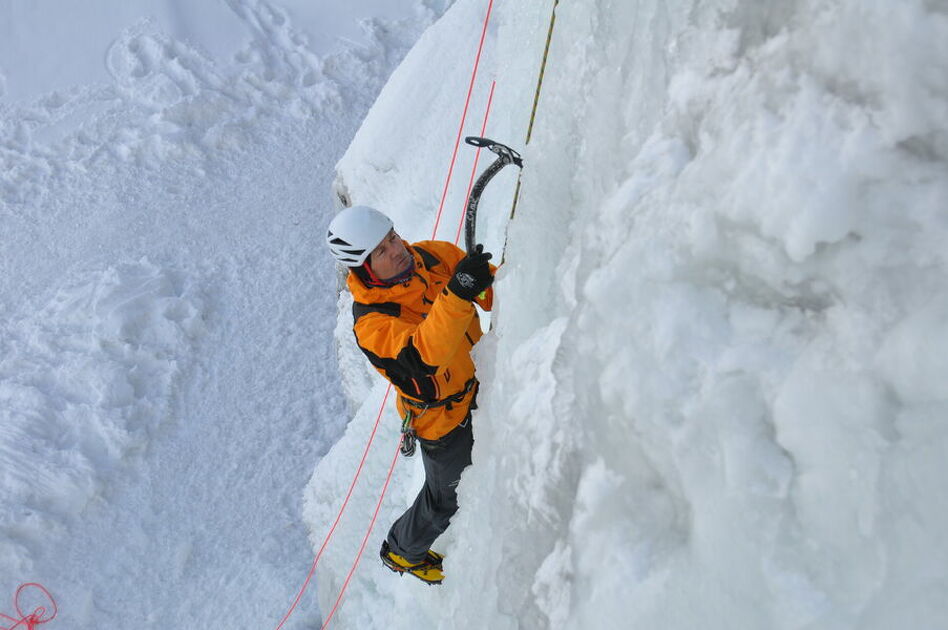 © Grimpeur en cascade de glace - Régis Burnel