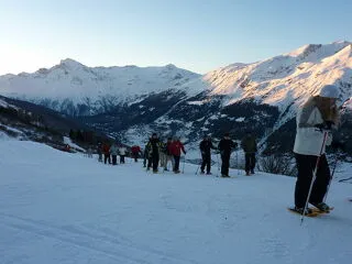 Groep sneeuwschoenen op een nachtwandeling - Régis Burnel