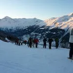 Groep sneeuwschoenen op een nachtwandeling - Régis Burnel