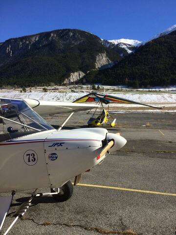 © Avion et ULM posés à l'aérodrome - Jérôme Mollard