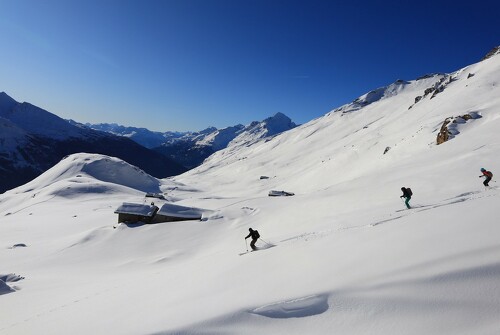 Journée ski de randonnée dans des endroits sauvages