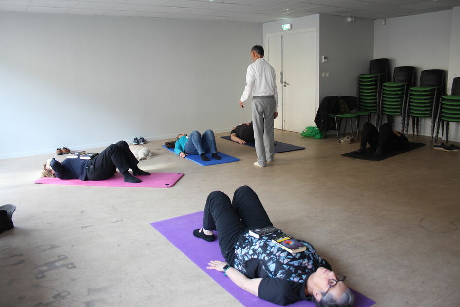 © Séance de yoga séniors ou personne à mobilité réduite - Thierry Bardagi