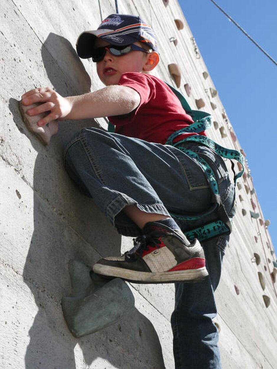 © Enfant grimpant sur un mur d'escalade artificiel - OT haute Maurienne Vanoise - Damien Sibille