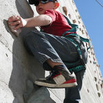 © Enfant grimpant sur un mur d'escalade artificiel - OT haute Maurienne Vanoise - Damien Sibille