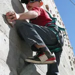© Kinderen klimmen op een kunstmatige klimwand - OT Haute Maurienne Vanoise - Damien Sibille