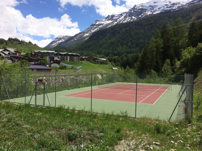 © Val Cenis terrain de tennis - OT Haute Maurienne Vanoise