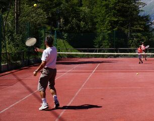 © Courts de tennis à Val Cenis Lanslevillard - Haute Maurienne Vanoise