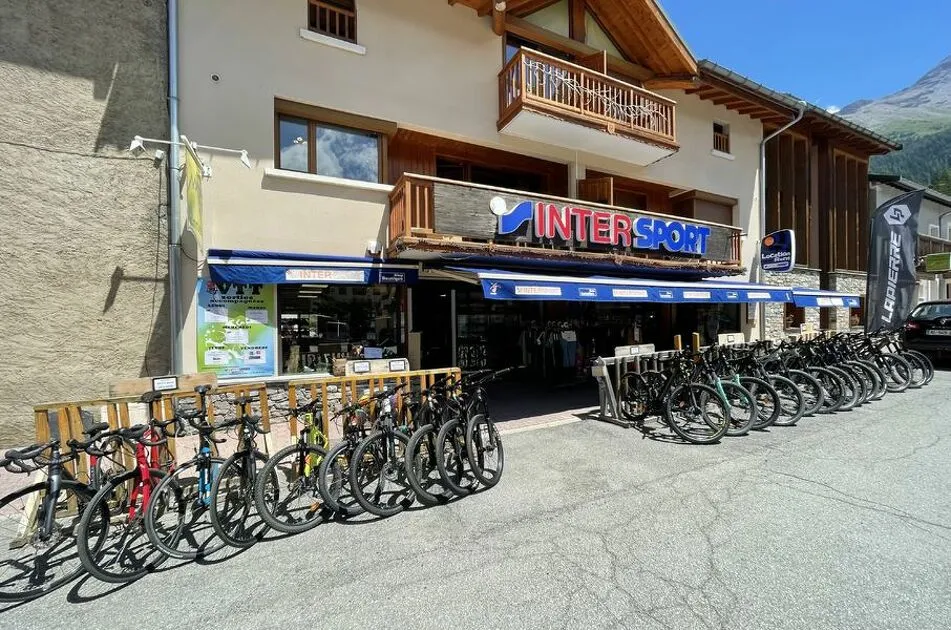 Val CenisZomervoorzijde van de Intersport Altitude winkel in -Lanslevillard - Intersport Altitude