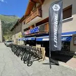 Val CenisZomervoorzijde van de Intersport Altitude winkel in -Lanslevillard - Intersport Altitude