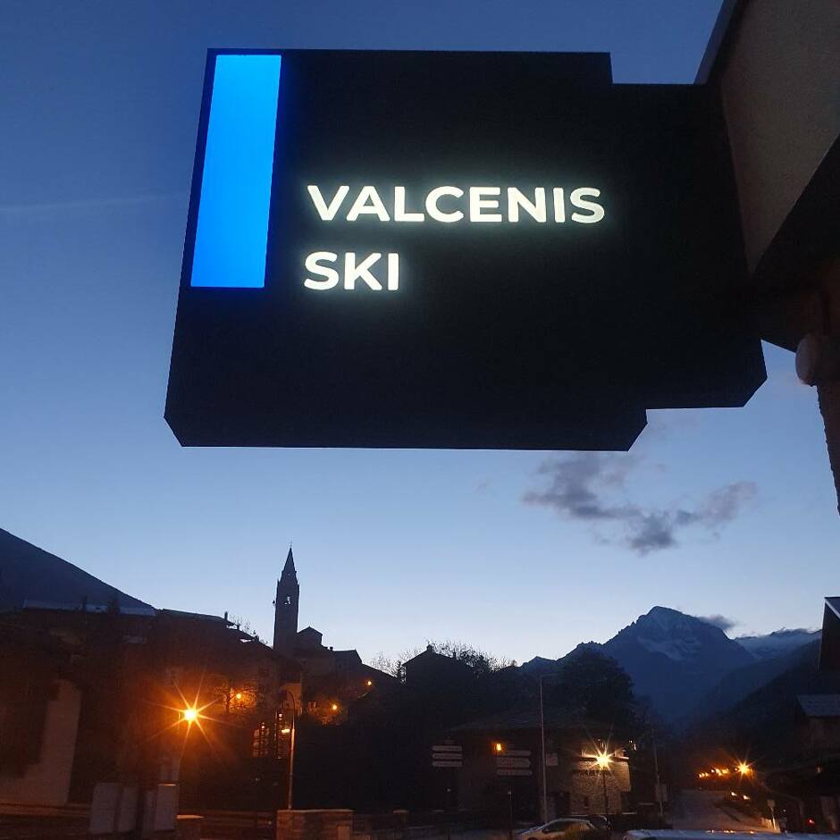 Skimium Val Cenis Ski and Dent Parrachée store sign - Magali Finaz