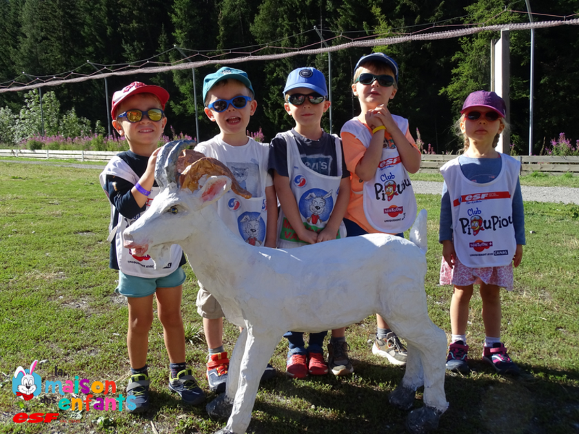 © Chèvre en papier maché - Maison des Enfants Val Cenis