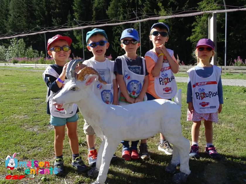 © Chèvre en papier maché - Maison des Enfants Val Cenis