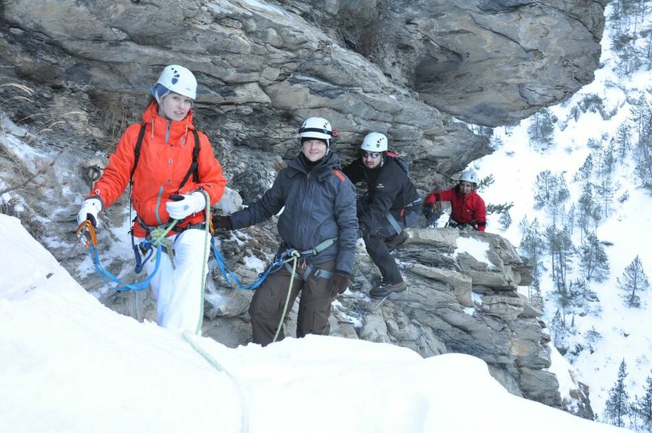 Climbers in via ferrata in winter - Régis Burnel