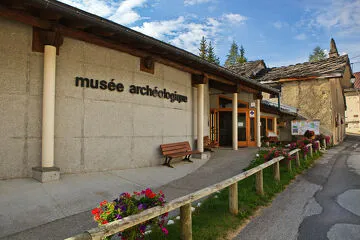© Buitenaanzicht van het Archeologiemuseum van Sollières-Sardières - Fotopassie