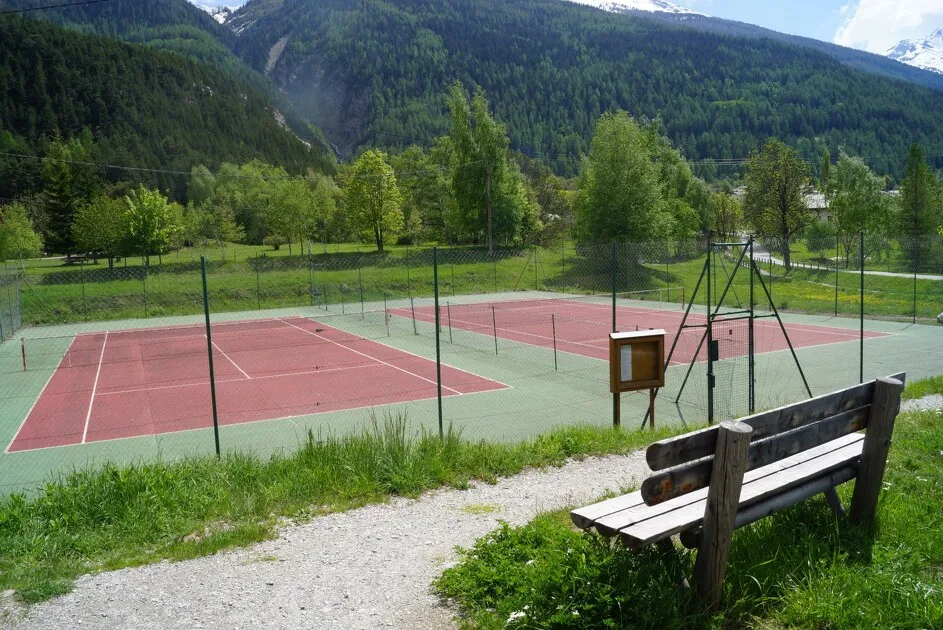 Tennisbanen in Bramans - OT HMV- Ingrid Pauwels-Etiévant