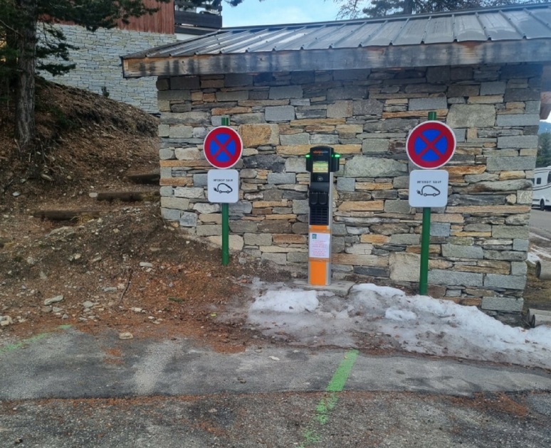 © Borne de recharge rue Meyer station de La Norma - CCHMV