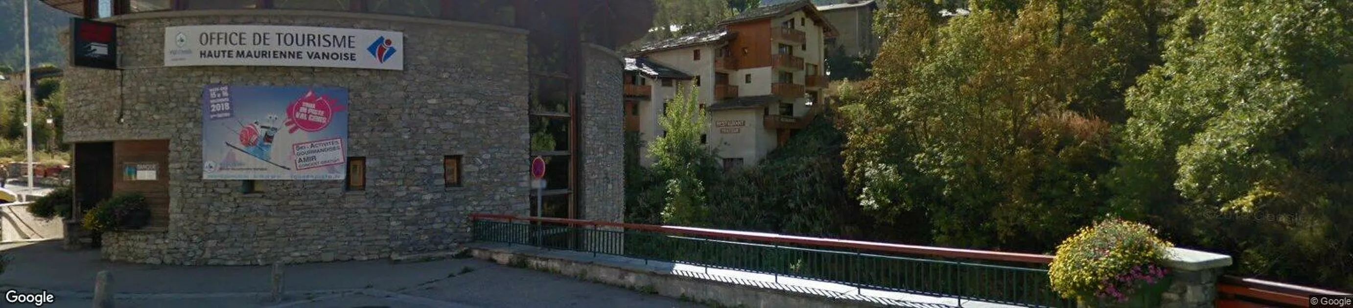 © Borne de recharge Eborn Lanslevllard - Google street view