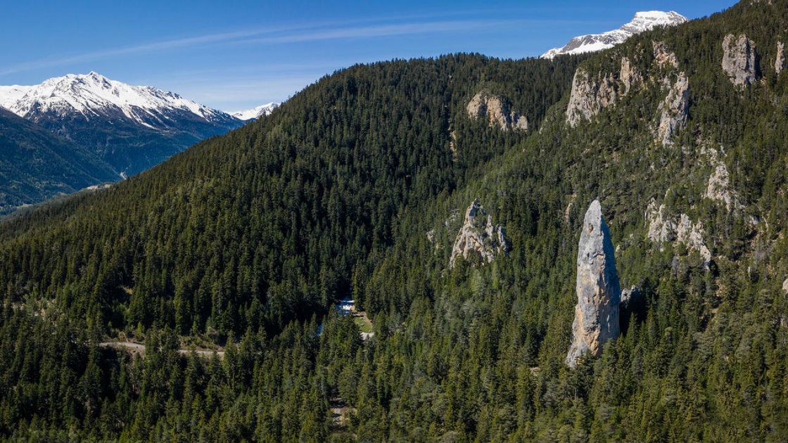 © Vue sur le monolithe de Sardières - OTHMV - Y. Bellissand