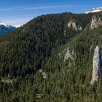 © Vue sur le monolithe de Sardières - OTHMV - Y. Bellissand