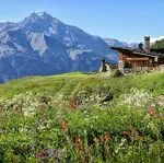 © Bramanette Mountain Hut facing the Dent Parrachée in Val Cenis- Refuge de Bramanette/Studio Viard