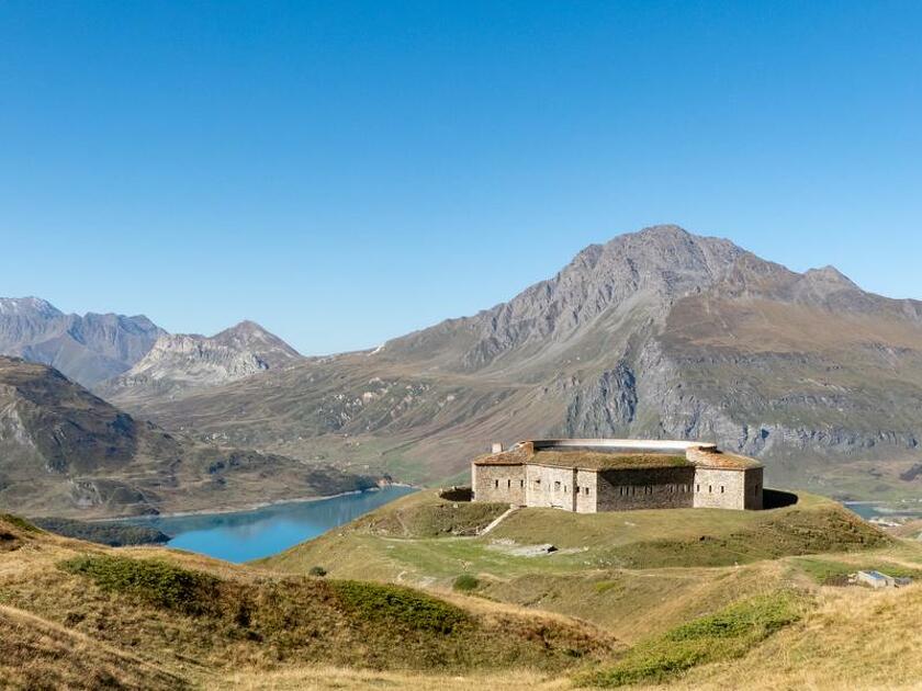 © Fort de ronce avec le lac du Mont-Cenis en arrière-plan - OTHMV - R. Salles