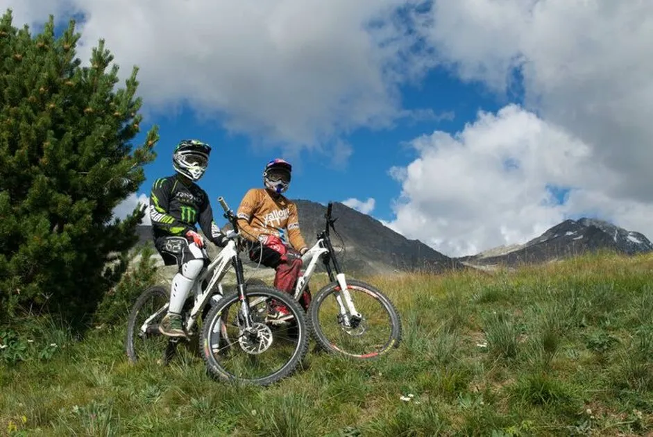 © VTT_DH.jpg - Neige et Soleil