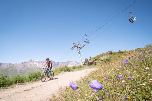 Descente des pistes en VTT