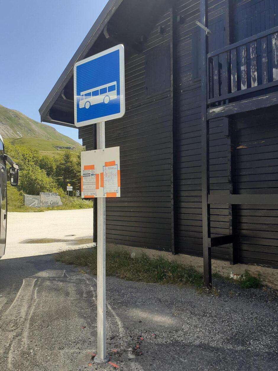 © Arrêt de bus N°332 : Hotels / Ancienne Douane_Val-Cenis - CCHMV - N. Clouet
