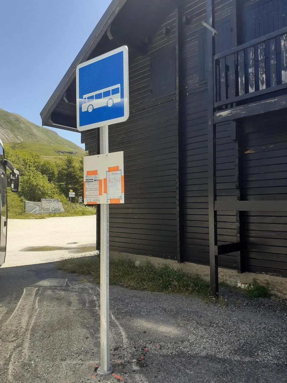 © Arrêt de bus N°332 : Hotels / Ancienne Douane_Val-Cenis - CCHMV - N. Clouet