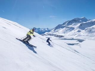© Ski à Val Cenis avec vue sur le lac du Mont Cenis - Dylan Cuvelier