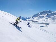 © Ski à Val Cenis avec vue sur le lac du Mont Cenis - Dylan Cuvelier