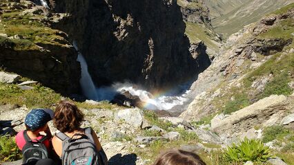 © Famille et cascade en montagne - Philippe Tournebize
