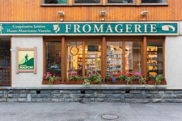 © à Val Cenis-Lanslebourg, magasin de la Coopérative Laitière de Haute Maurienne Vanoise - Coopérative Laitière de Haute Maurienne Vanoise