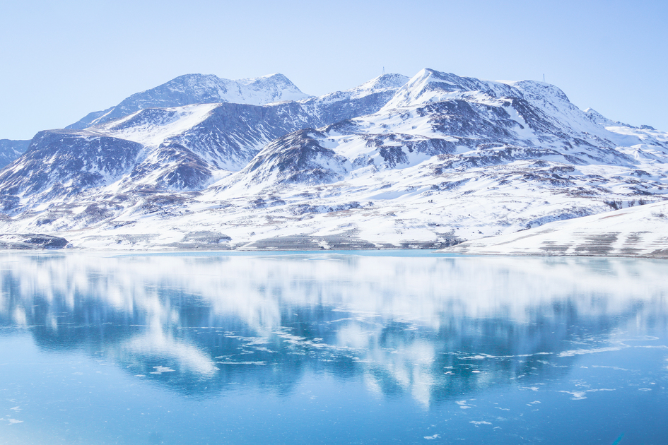 © Lac du Mont-Ceins miroir avec les montagnes enneigées - HMVT