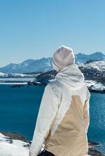 © Randonneur hivernal face au lac du Mont Cenis - Romane Salles