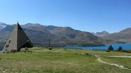 © Vue sur la pyramide du Mont Cenis et son lac - K.Mandray