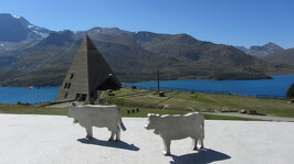 © Vache en métal en premier plan avec la pyramide du Mont-Cenis en second plan et le lac au loin - K.Mandray