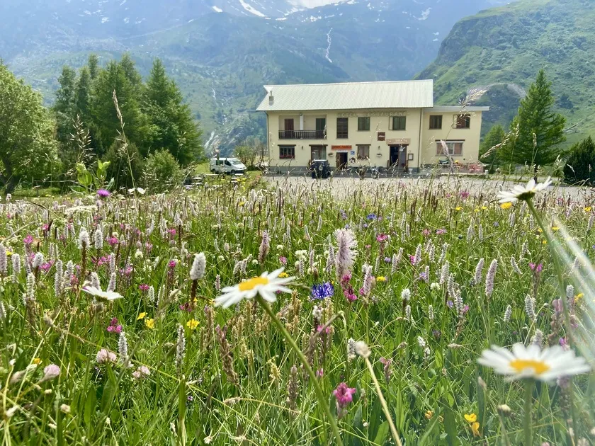 © dam Toevluchtsoord Gran Scala aan de voet van de stuwdam van Mont-Cenis - Gran Scala