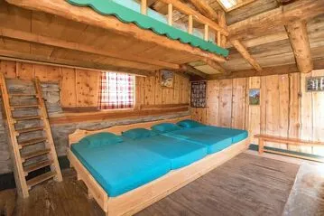 © Bramanette Mountain Hut, opposite the Dent Parrachée in Val Cenis- Bramanette Mountain Hut/Studio Viard