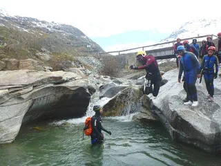 © Groupe en activité canyoning - philippe roger