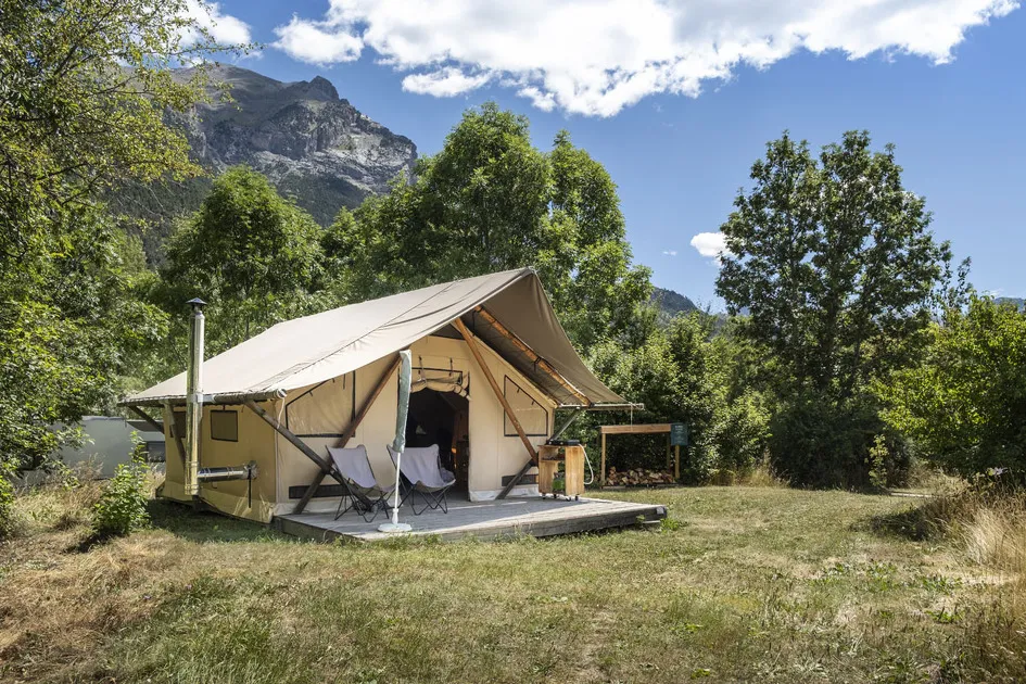 © Huttopia - Tentes Toile &amp; Bois_Val-Cenis - Manu Reyboz