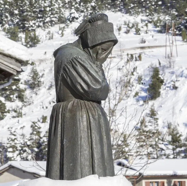 © Monument aux morts "la Pleureuse" à Val Cenis-Termignon - OTHMV